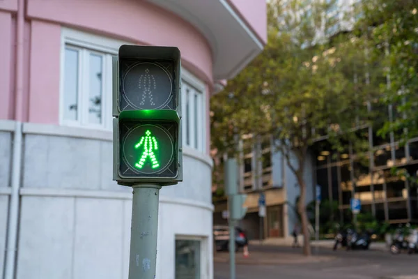 Panneau de signalisation électrique vert dans la zone urbaine de la ville au croisement de rue — Photo