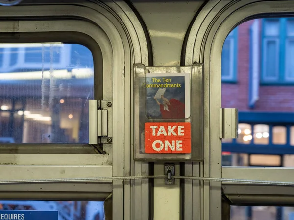 Bus mit zehn Geboten religiöses Pamphlet mit einem Schild in der Nähe von Fenstern — Stockfoto