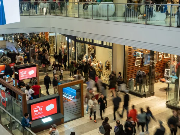 Clientes caminando por un centro comercial en la ajetreada temporada navideña — Foto de Stock