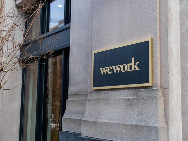 WeWork alquiló la entrada de la ubicación y firmar con el logotipo — Foto de Stock