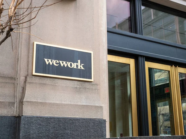 WeWork alquilado puertas de entrada ubicación y signo con logotipo — Foto de Stock