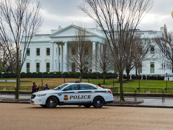 Coche de policía y oficiales vigilando puerta de la Casa Blanca — Foto de Stock