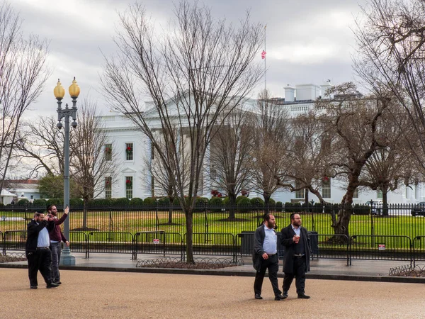 Hombres judíos y rabinos paseando por la Casa Blanca — Foto de Stock
