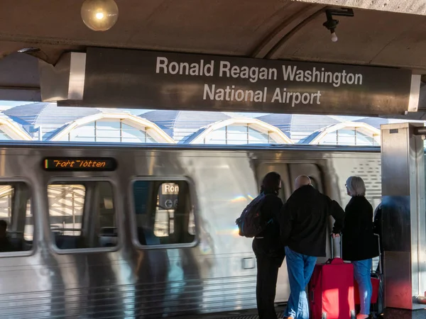 Ronald Reagan Washington National Airport wmata meto tren parada de metro con tren en movimiento y pasajeros esperando a bordo — Foto de Stock