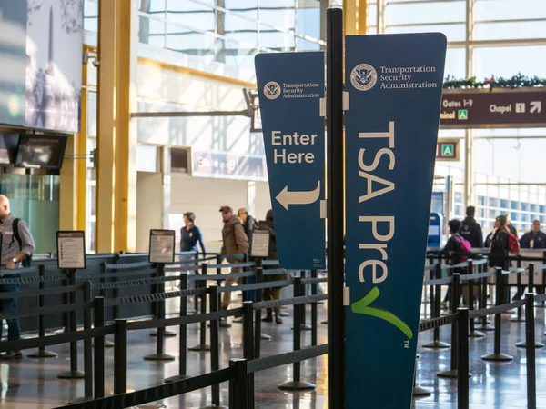 Tsa precheck überholspur line vor sicherheit am reagan nationalen flughafen — Stockfoto