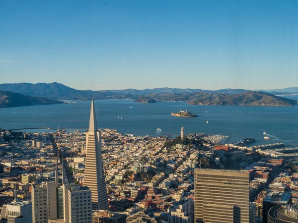Vista da Transamerica Pyramid, Alcatraz e da Baía de São Francisco do ponto de vista mais alto da cidade — Fotografia de Stock