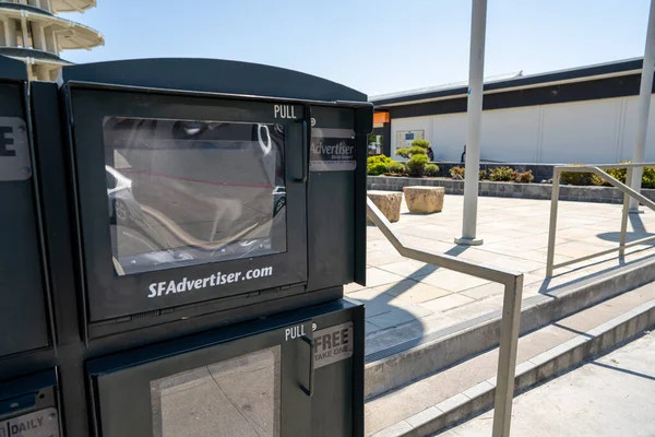 Puesto de noticias vacío dispensador de periódicos para SFAdvertiser.com en la calle — Foto de Stock