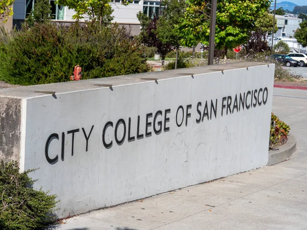 City College i San Francisco inträdesskylt till campus — Stockfoto