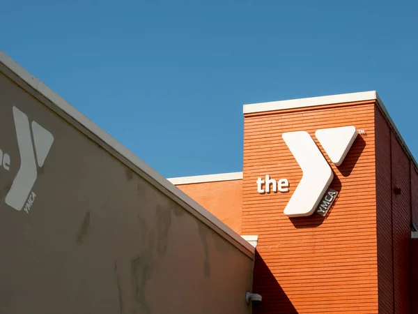 Ymca gym community center plats entré byggnad och logotyp — Stockfoto
