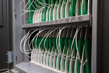 Sınıf eğitim ortamında kullanılmak üzere düzenlenmiş tabletler dolabı