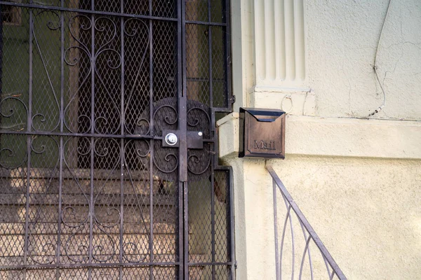 Buzón de acero negro colgado fuera de un complejo de apartamentos cerrado — Foto de Stock