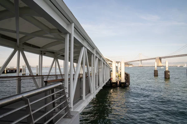 Zona de embarque de transbordadores de pasajeros frente al puente en la soleada bahía — Foto de Stock