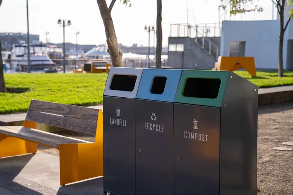 Vertedero, reciclaje, compost, papeleras de basura combinadas en el parque público — Foto de Stock
