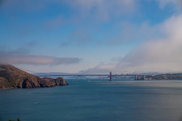 Puente Golden Gate con horizonte de San Francisco cubierto de nubes y niebla — Foto de Stock