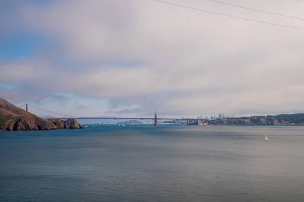 Puente Golden Gate con horizonte de San Francisco cubierto de nubes y niebla — Foto de Stock