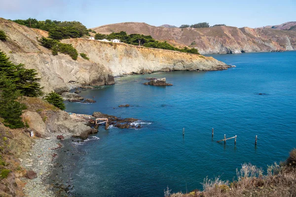 Casas en una ruta de senderismo con acantilados con vistas a un doc abandonado y cuerpo de agua — Foto de Stock