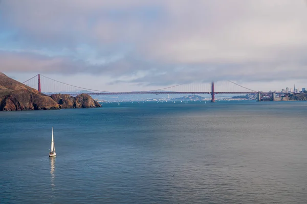 Yate solitario navegando hacia el puente Golden Gate con horizonte de San Francisco — Foto de Stock