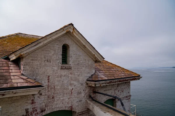 Casa histórica de ladrillo blanco y con vistas a la bahía de niebla de agua — Foto de Stock