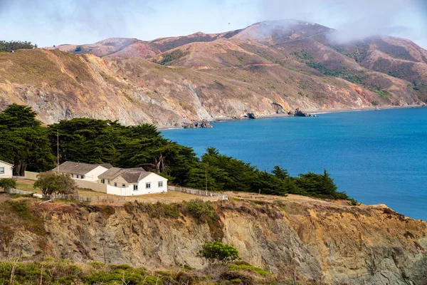 Casas pintorescas en colinas acantilados con vistas a la bahía de agua — Foto de Stock