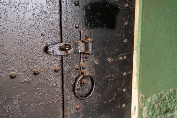 Mango de puerta circular vieja en puerta de acero asegurada gruesa — Foto de Stock