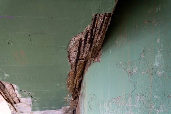 Struttura di costruzione in calcestruzzo rotto con fondazione barra mostrando attraverso — Foto Stock