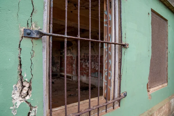 Puerta de acero de la ventana del edificio rota abajo con graffiti dentro — Foto de Stock