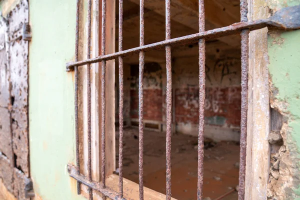 Prisión abandonada tras puertas oxidadas en ventana de hierro — Foto de Stock