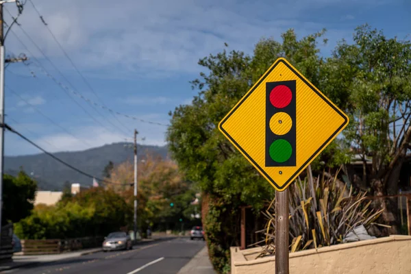 道路脇の赤い黄色の緑の信号警告標識 — ストック写真