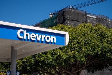 Şehirde inşaatı devam eden sembol benzin istasyonu