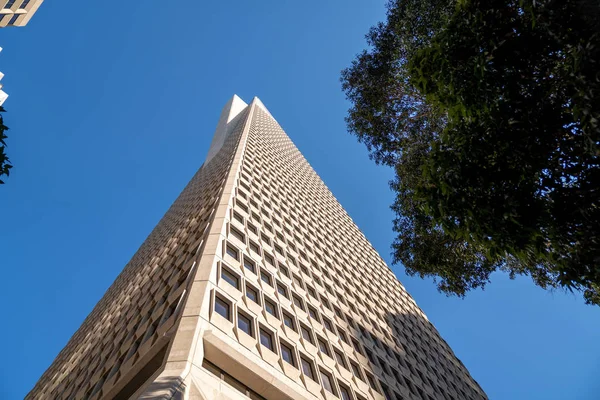 Edificio alto con pirámide como agudo levantamiento alto en día soleado sin nubes — Foto de Stock