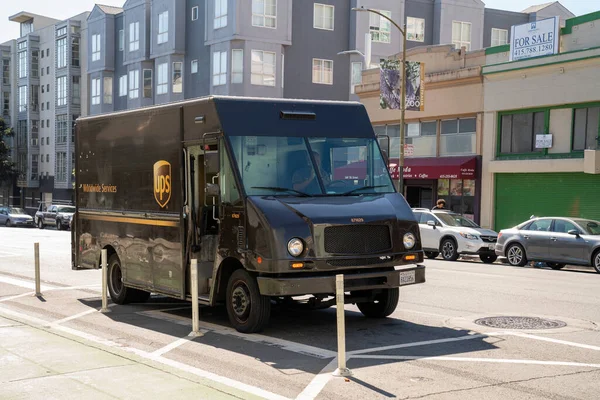 Camión de reparto UPS estacionado en la calle de la ciudad — Foto de Stock