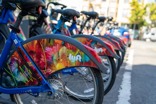 Rij van Lyft Bikes zitten op bikeshare docking station op parkeerplaats op straat — Stockfoto
