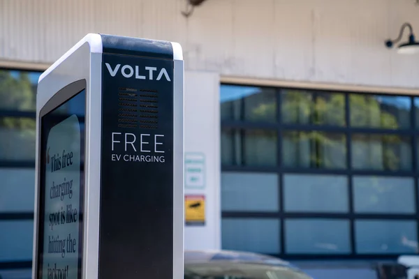 Estación de red de carga de coche Volta que ofrece carga ev gratis — Foto de Stock