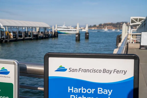 San Francisco Bay Ubicación de la parada de ferry esperando pasajeros — Foto de Stock