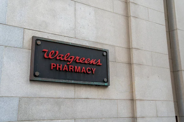 Walgreens Pharmacy signo fuera de la ubicación del centro de la ciudad — Foto de Stock