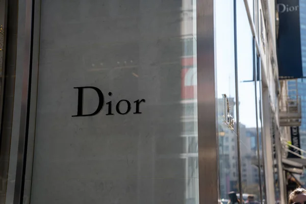 Logotipo del diseñador Dior en la tienda en el distrito comercial de San Francisco — Foto de Stock