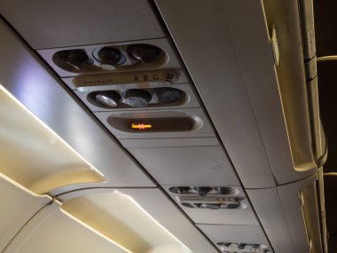 Yolcu uçağının içinde sigara izmariti açık değil.