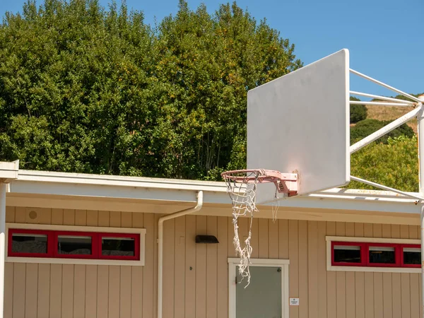 Aro de baloncesto blanco con aro descolorido y tablero en la escuela —  Fotos de Stock