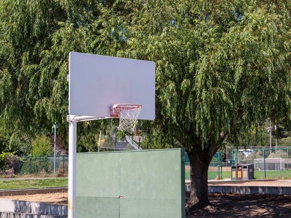 Aro de baloncesto blanco en el área de parque infantil escénico al aire libre — Foto de Stock