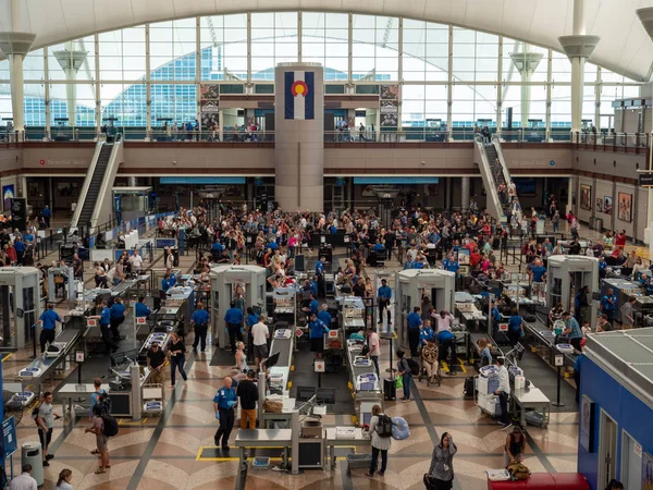 Gran línea de viajeros respaldados en el puesto de control de seguridad en el Aeropuerto Internacional de Denver —  Fotos de Stock