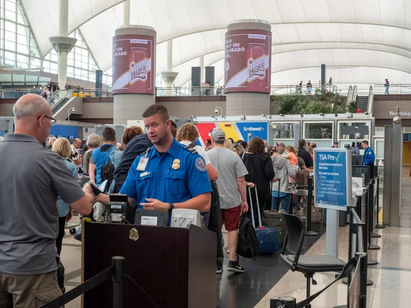 TSA agent passes man through security checkpoint at Denver International Airport — 스톡 사진