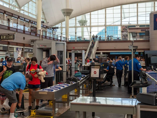 Administration de la sûreté des transports Les agents de la TSA gèrent un poste de contrôle de sûreté à l'aéroport international de Denver — Photo
