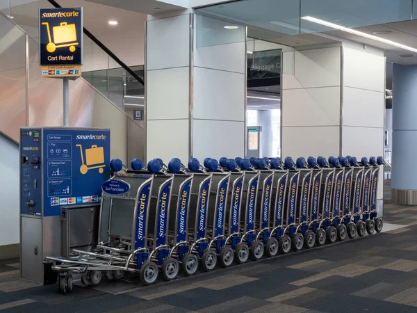 Dispensador de carrito de equipaje Smart Carte en el área de recogida de equipaje en el aeropuerto — Foto de Stock