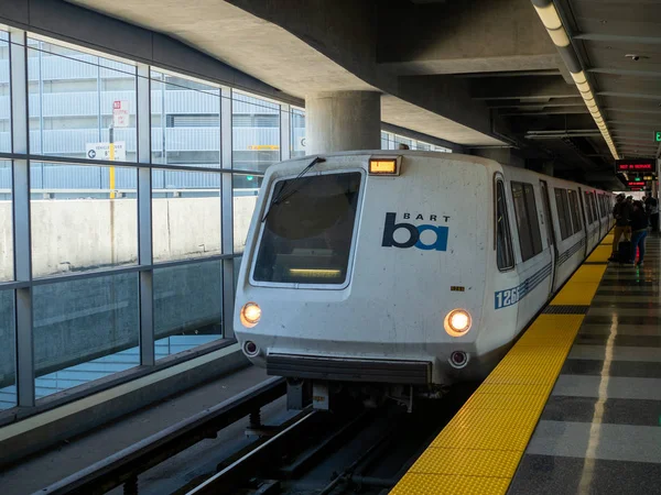 Tren de tránsito rápido del área de la bahía de BART estacionándose en la parada del aeropuerto SFO — Foto de Stock