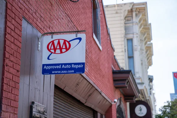 Aaa genehmigt Auto-Reparatur-Schild hing über Auto-Garage — Stockfoto