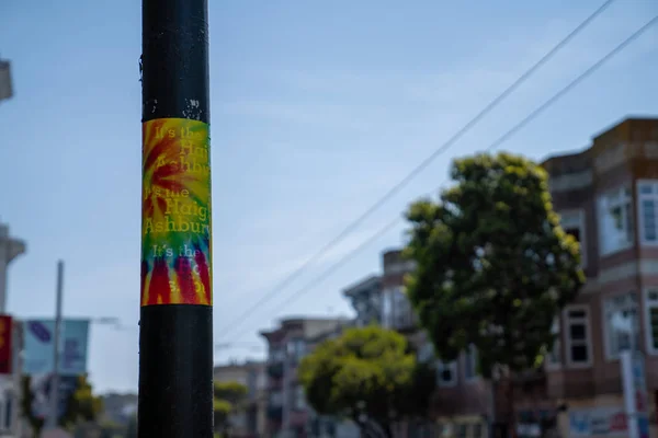 Haight Ashbury hippie tie tinte aviso en poste de luz en el barrio — Foto de Stock