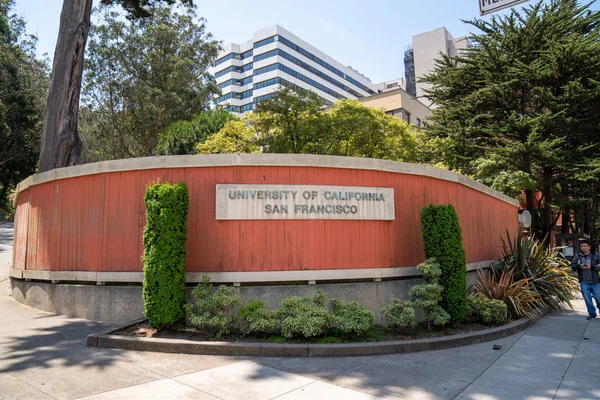 University of California San Francisco skylt vid ingången till campus — Stockfoto