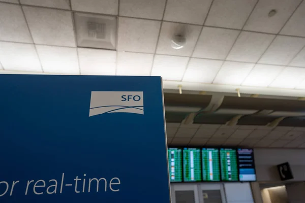 Logotipo del Aeropuerto Internacional de San Francisco SFO en el cartel delante de la pantalla del rastreador de vuelo — Foto de Stock