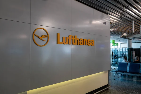 Logotipo de Deutsche Lufthansa AG en la terminal del aeropuerto — Foto de Stock