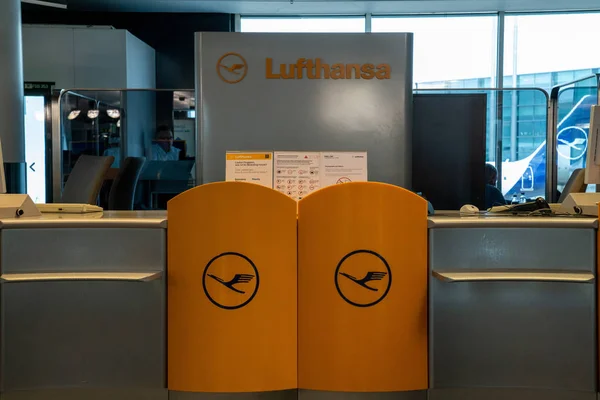 Logotipos de Deutsche Lufthansa AG en el control de pasajeros en la zona — Foto de Stock